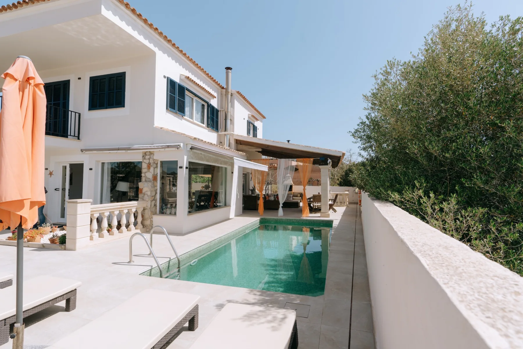 Terraza cubierta y piscina